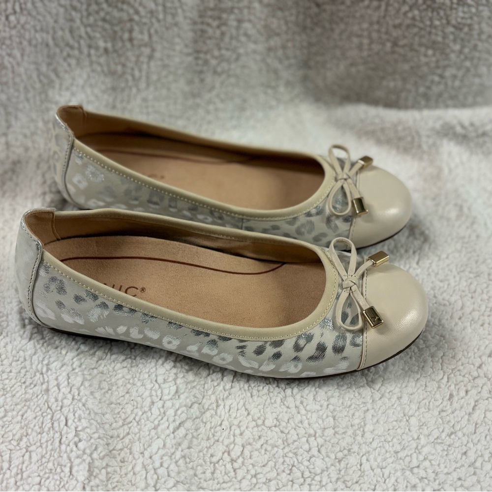 Elegant Cream Ballet Flats, new never worn